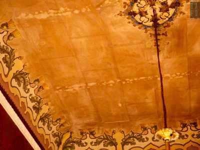 �La tecnica � particolare � sottolinea la padrona di casa -: si tratta di una carta velina prima disegnata e poi decorata una volta applicata al muro�